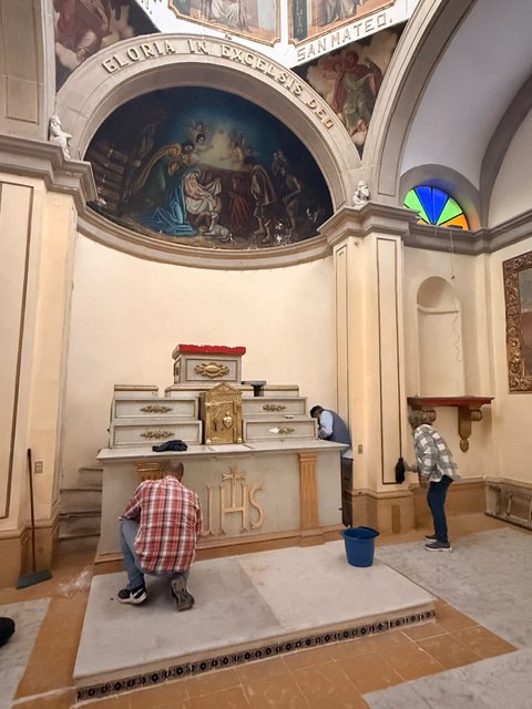 Vecinos limpiando el altar de la capilla