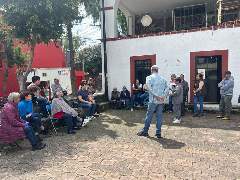 Vecinos reunidos en el atrio de la capilla