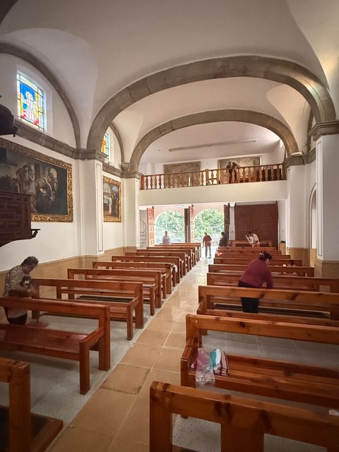 Interior de la capilla con bancas