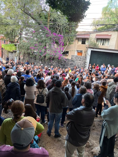 Vecinos reunidos para la votación de Cruz Verde
