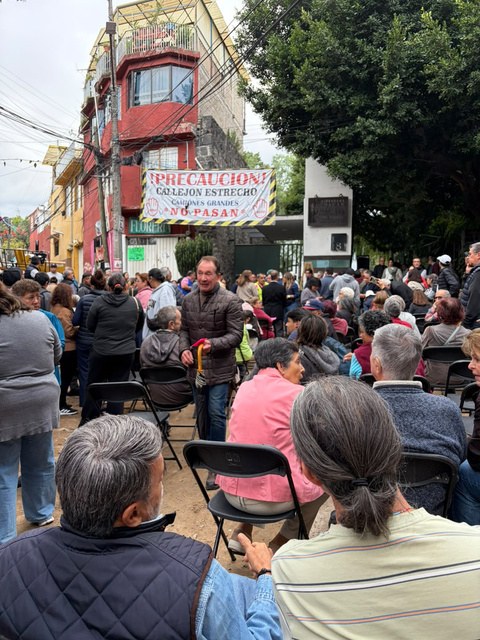 Asistentes a la votación en la calle