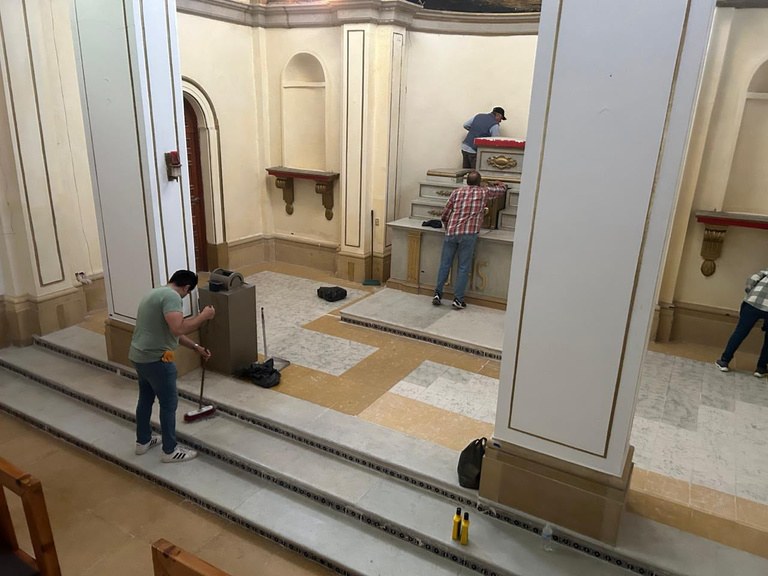 Vecinos limpiando el interior de la capilla