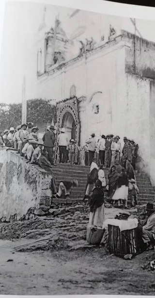 Fotografía histórica de vecinos frente a la capilla